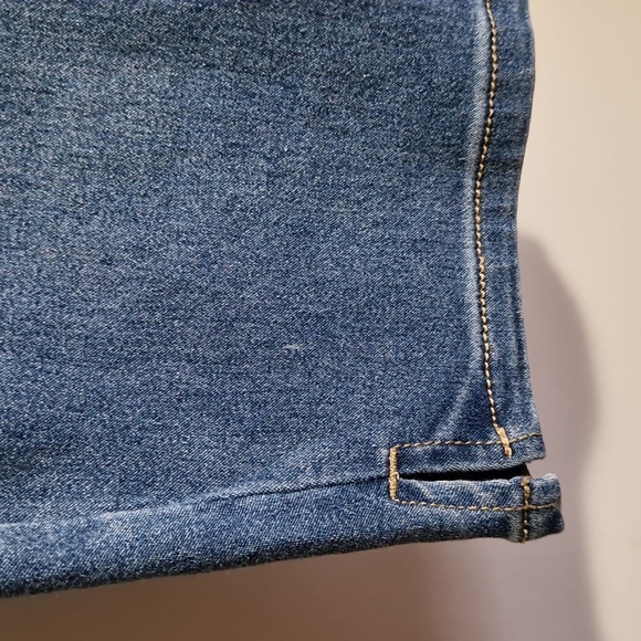 Stretch denim Bermuda shorts - Picture 2 of 5